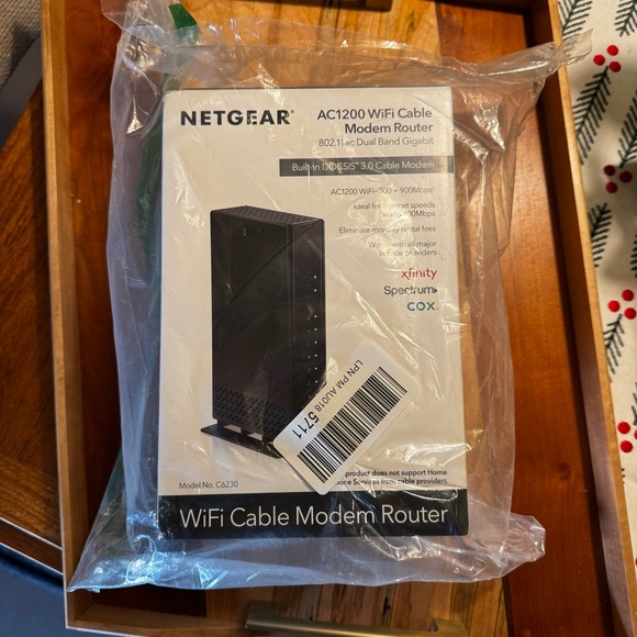 NIB / NWT - NETGEAR AC1200 WiFi Cable Modem Router - Picture 1 of 3